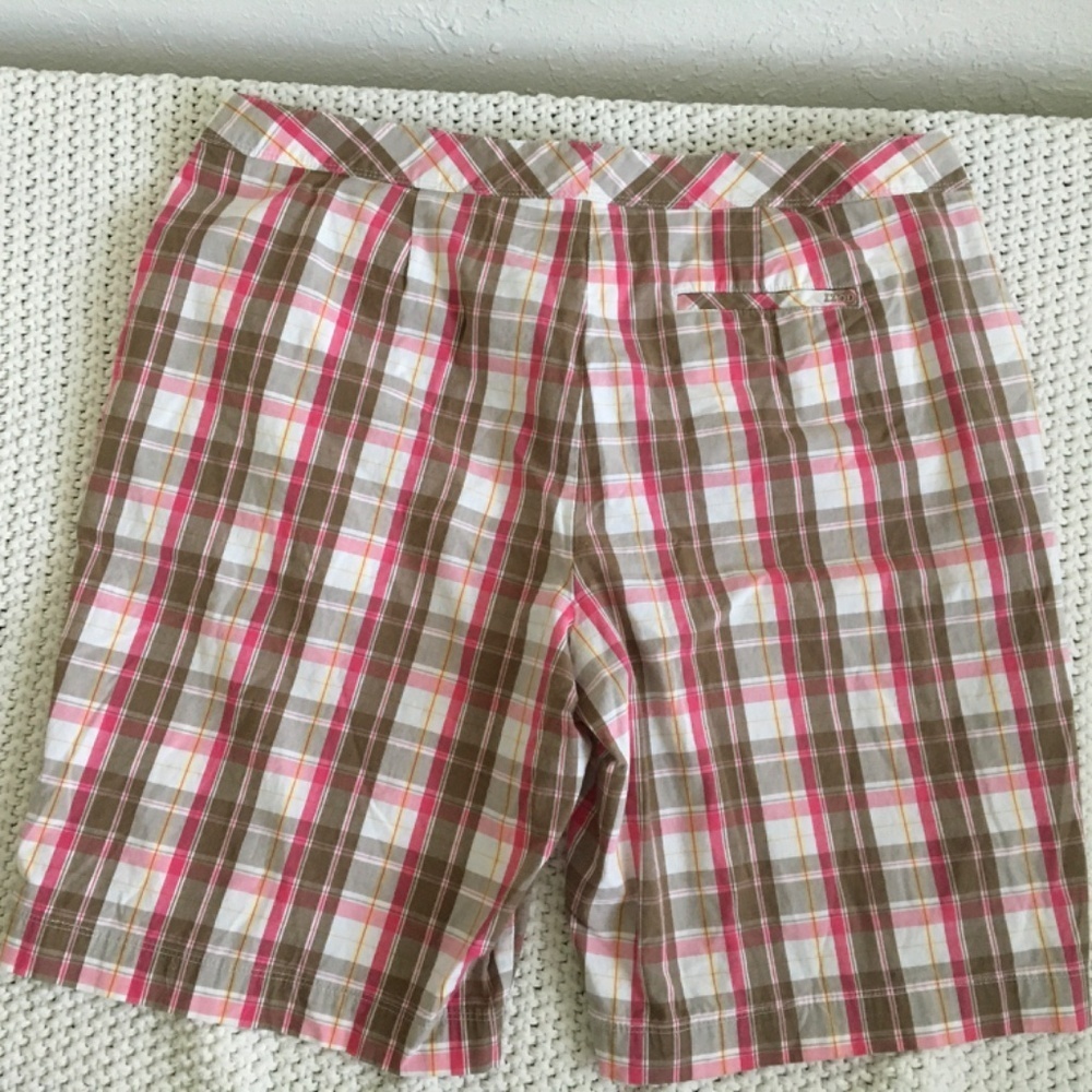 IZOD PERFORMX STRETCH GOLF SHORTS, WOMAN SIZE 14 TAN AND PINK. (15) - Picture 6 of 6